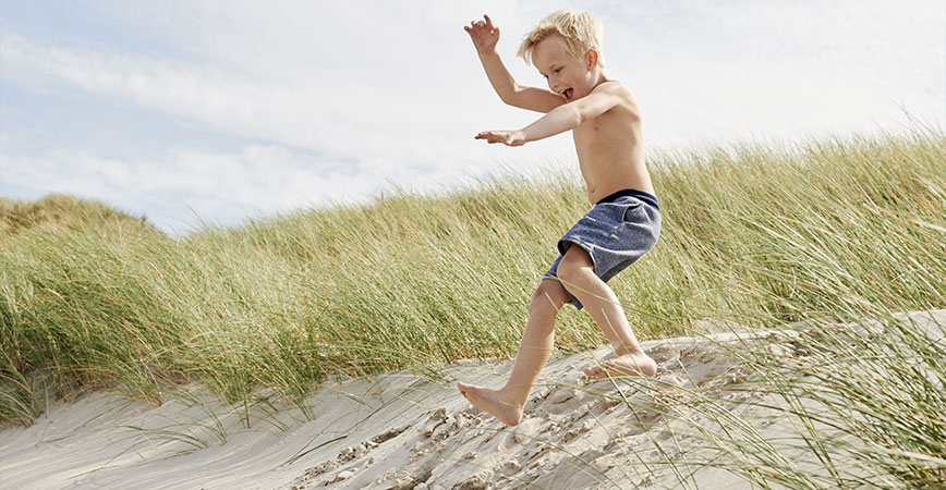 Hirtshals Kind spring von der Düne