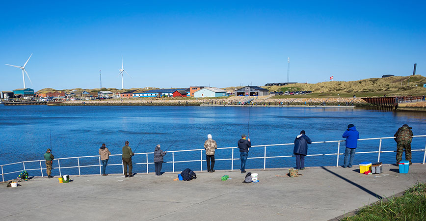 Hvide Sande Angler am Hafen